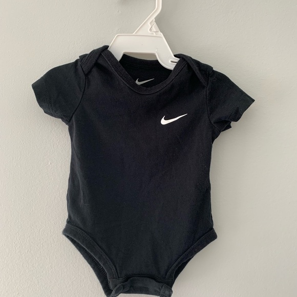 #6 Set of 3 Nike bodysuits. - Picture 3 of 7